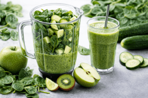 Зелёный смузи со шпинатом смесь шпината, огурца