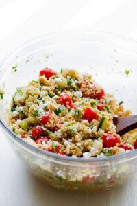 Салат с киноа и огурцом