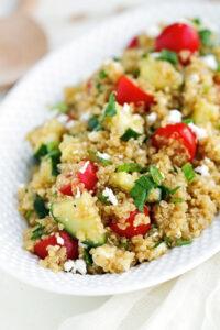 Салат с киноа и огурцом